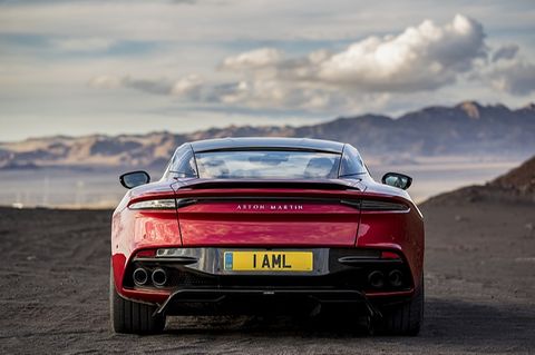 Der DBS Superleggera steht breitbeinig da