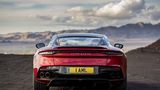 Der DBS Superleggera steht breitbeinig da