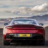 Der DBS Superleggera steht breitbeinig da