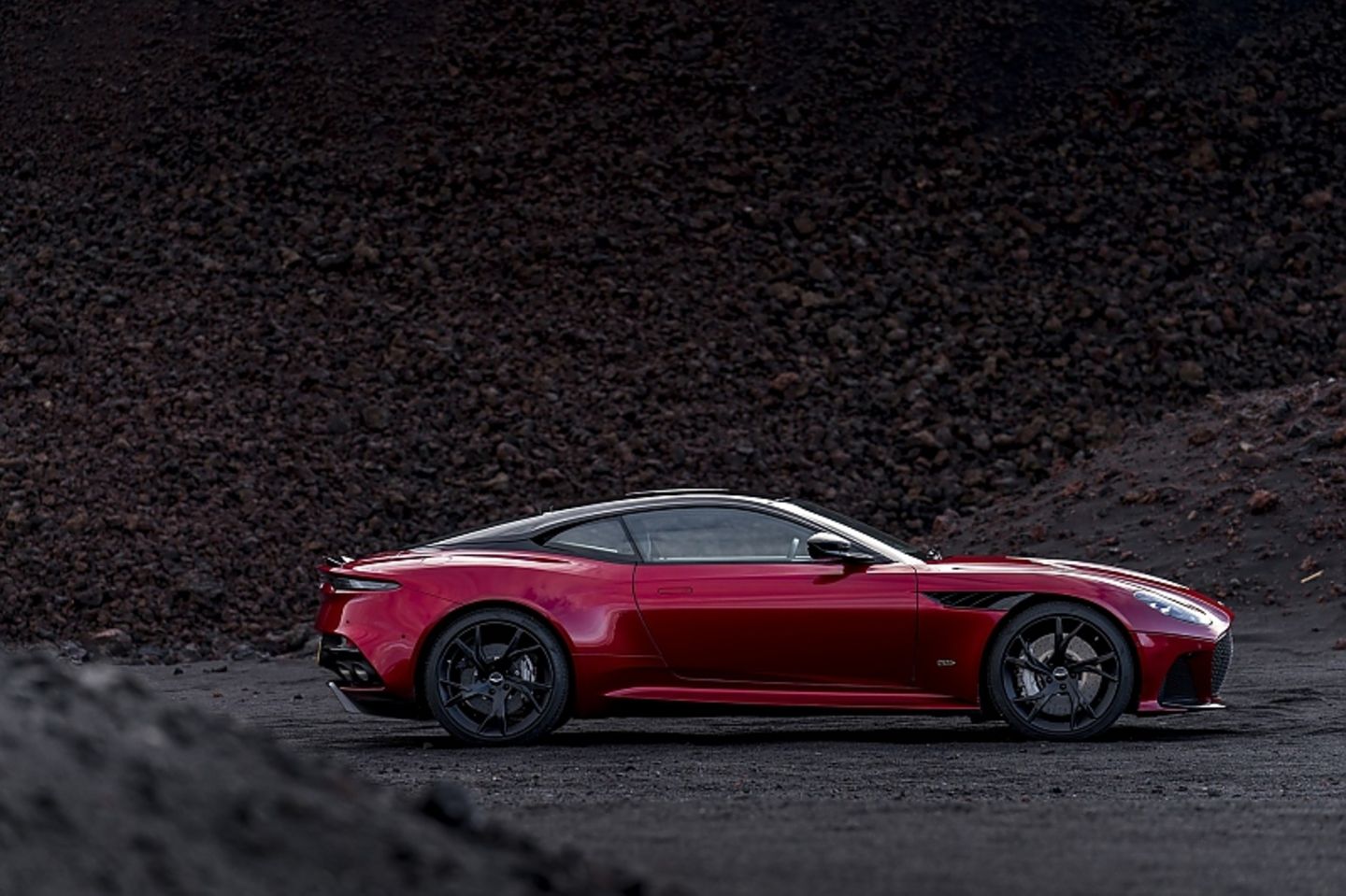 Der Aston Martin DBS Superleggera ist 4,71 Meter lang