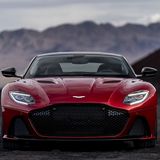 Der mächtige Kühlergrill scheint den Asphalt förmlich aufzufressen