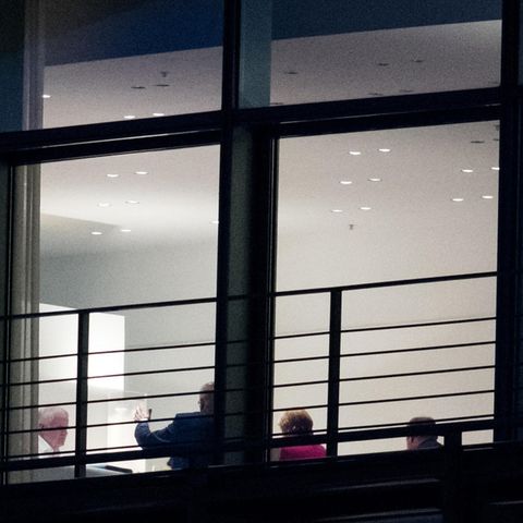 Diskussion bis in die Nacht: Blick durchs Fenster auf die Koalitionsrunde im Kanzleramt