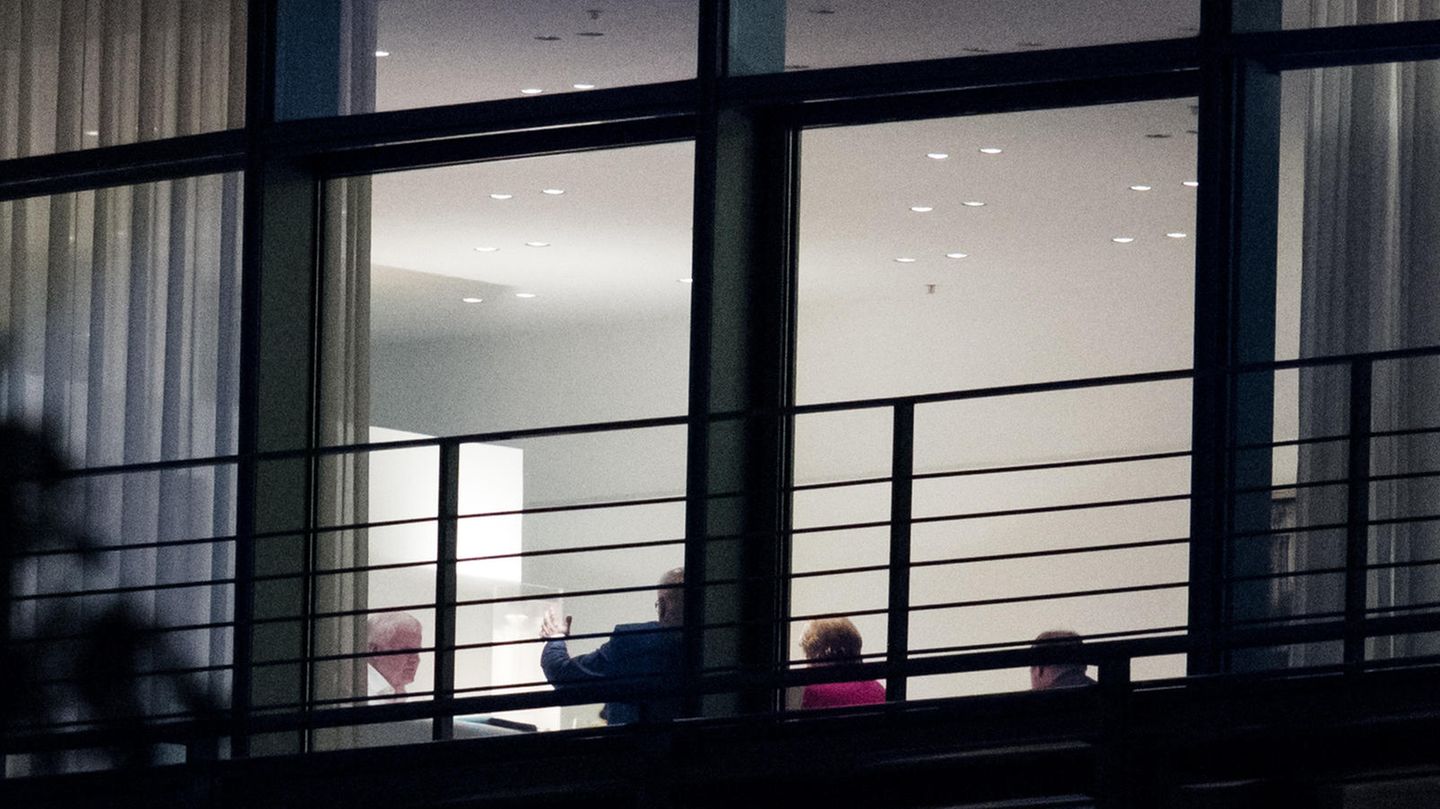 Diskussion bis in die Nacht: Blick durchs Fenster auf die Koalitionsrunde im Kanzleramt