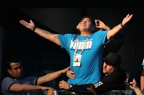 Diego Maradona mit ausgebreiteten Armen - Nach dem Spiel erlitt er einen Schwächeanfall