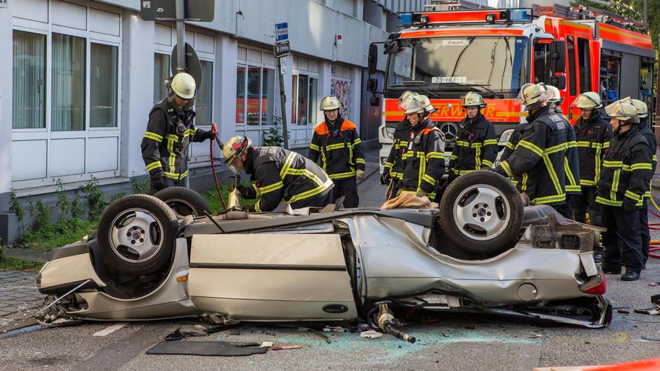 Hamburg: Auto stürzt aus Parkhaus - 88-jähriger Fahrer stirbt Hamburg: Auto stürzt aus Parkhaus - 88-jähriger Fahrer stirbt