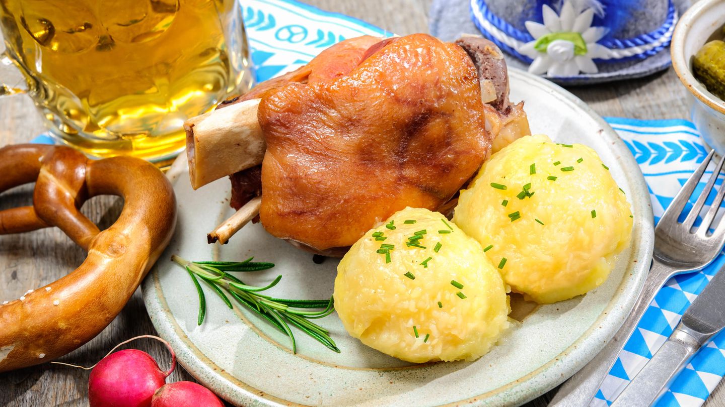 Schweinshaxen, Knödel und eine Gemüsebeilage? Ist durchaus ein sportgerechtes Gericht