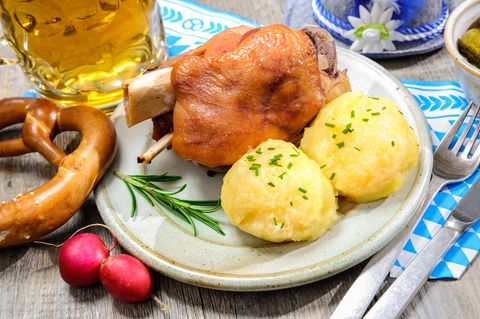 Schweinshaxen, Knödel und eine Gemüsebeilage? Ist durchaus ein sportgerechtes Gericht