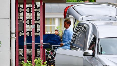 Eine der vier Leichen wird vom Tatort in Gunzenhausen abtransportiert