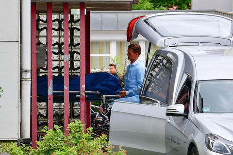 Eine der vier Leichen wird vom Tatort in Gunzenhausen abtransportiert