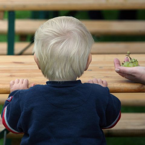 Ein kleiner Junge bei einem Sommerfest der Kinderhilfsorganisation Arche in Berlin