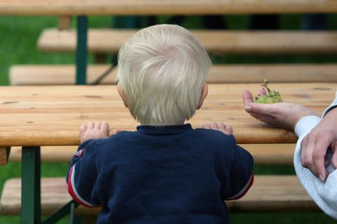Ein kleiner Junge bei einem Sommerfest der Kinderhilfsorganisation Arche in Berlin