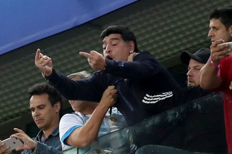 Diego Maradona feiert den Sieg Argentiniens gegen Nigeria auf seine Weise