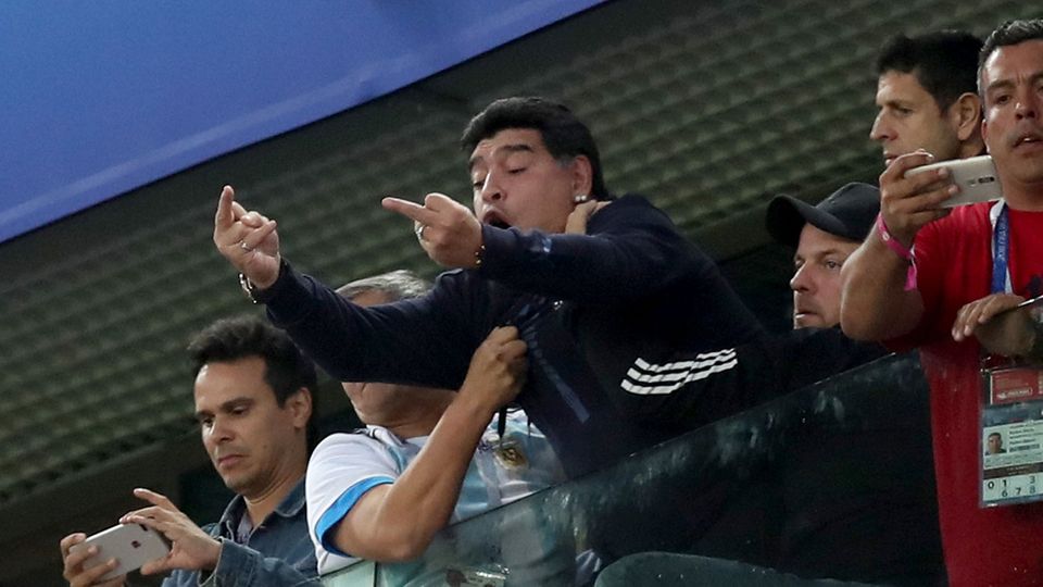 Diego Maradona feiert den Sieg Argentiniens gegen Nigeria auf seine Weise