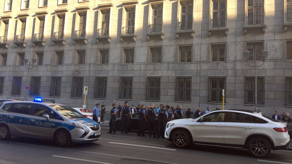 Berlin Hochzeit Schüsse Hochzeitsgäste Ein Polizeiwagen mit Blaulicht und ein weißer SUV stehen auf einer Berliner Hauptstraße Kühlerhaube an Kühlerhaube