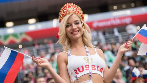 Russland: Natalja bei dem Eröffnungsspiel der WM 2018 in Moskau