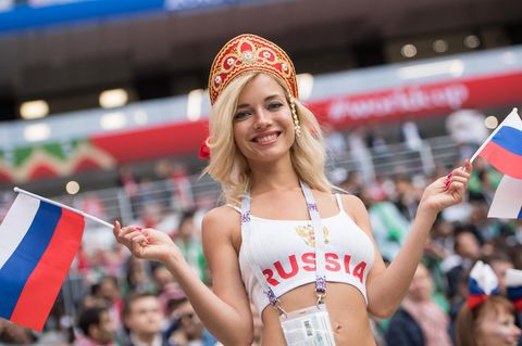Russland: Natalja bei dem Eröffnungsspiel der WM 2018 in Moskau