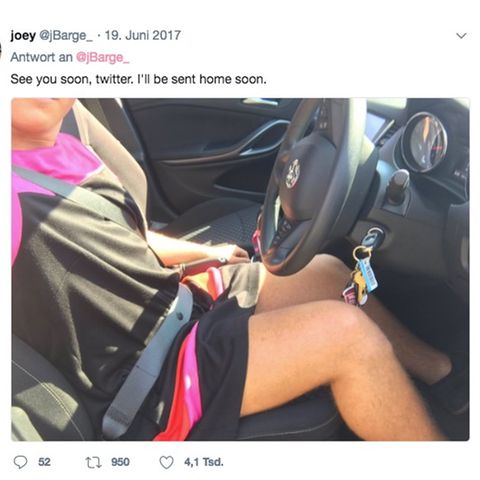 Selfie von Joey im Auto mit Kleid