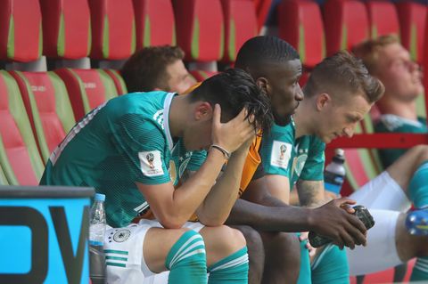 Bank mit Özil Rüdiger Müller Reus und Brandt