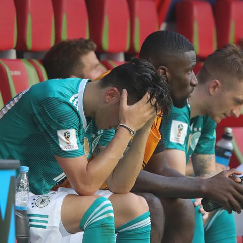 Bank mit Özil Rüdiger Müller Reus und Brandt