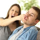 Frau schlägt den "Distracted Boyfriend"