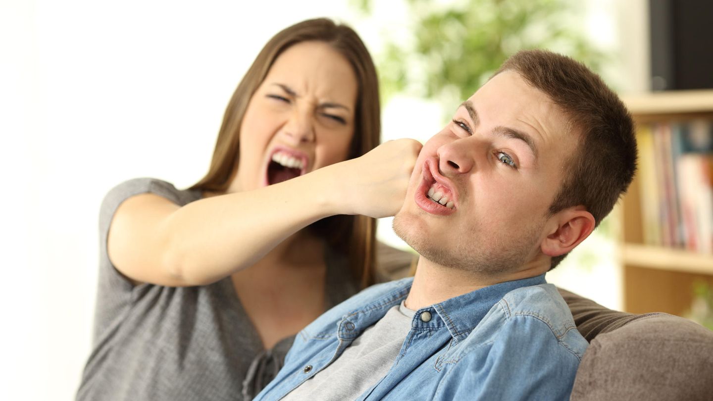 Frau schlägt den "Distracted Boyfriend"