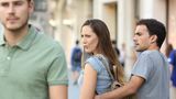 "Distracted Boyfriend" geht auch anders herum