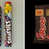 Juni 2018: Viele viele bunte Smarties? Naja, zumindest sind es weniger geworden. Die sogenannte "Riesenrolle" wurde von 150 auf 130 Gramm geschrumpft, 2014 waren es sogar noch 170 Gramm. Der Preis blieb laut Verbraucherzentrale Hamburg jeweils unverändert. Das gleiche Prinzip wendete Hersteller Nestlé bei den Rolos an - statt zehn stecken nur noch acht Stück in einer Rolle. Nestlé begründet den Schritt mit einer Vereinheitlichung der Produkte mit den in anderen Ländern angebotenen Größen.