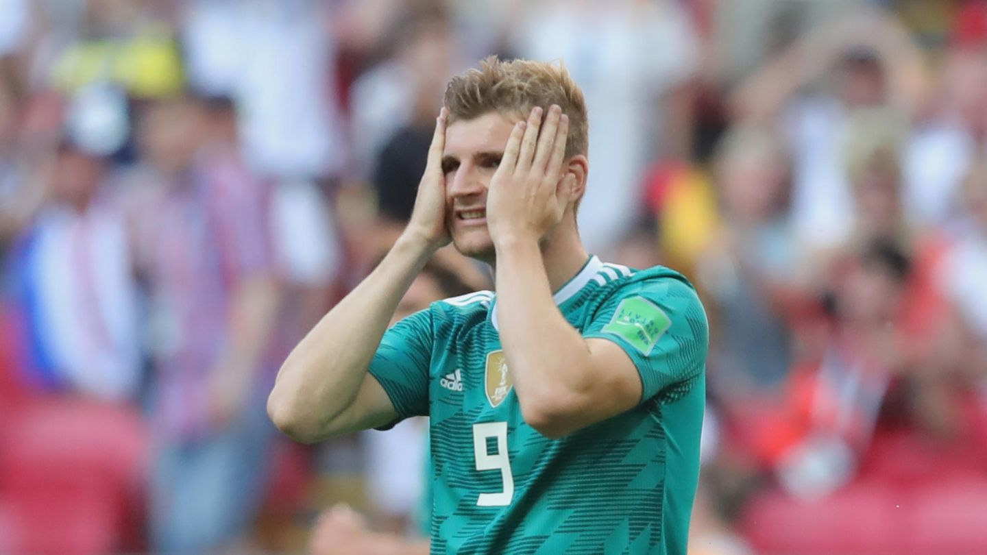 Stürmer Timo Werner steht beim WM-Spiel gegen Südkorea auf dem Platz und schlägt die Hände vor sein Gesicht