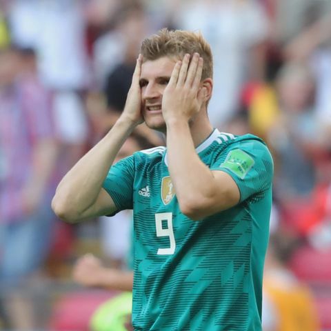 Stürmer Timo Werner steht beim WM-Spiel gegen Südkorea auf dem Platz und schlägt die Hände vor sein Gesicht