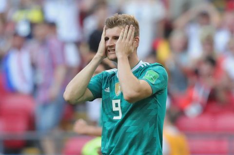 Stürmer Timo Werner steht beim WM-Spiel gegen Südkorea auf dem Platz und schlägt die Hände vor sein Gesicht