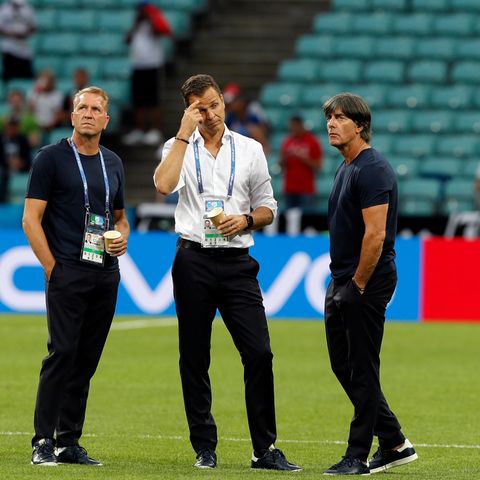 Andreas Köpke, Oliver Bierhoff und Joachim Löw auf dem Rasen