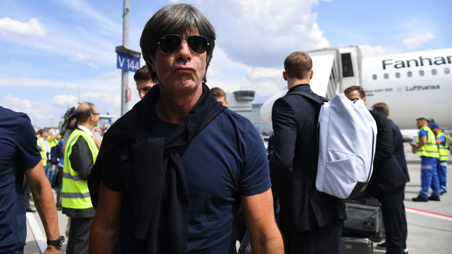 Joachim Löw auf dem Flughafen