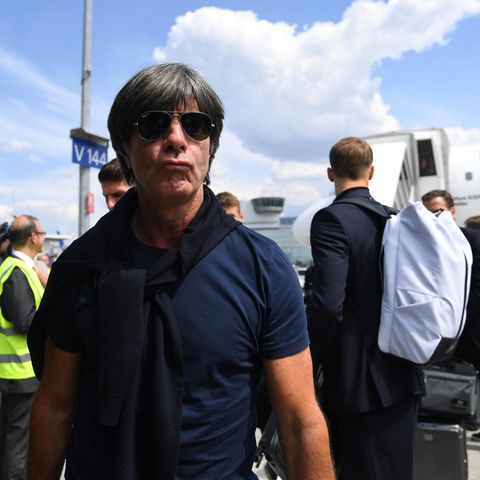 Joachim Löw auf dem Flughafen