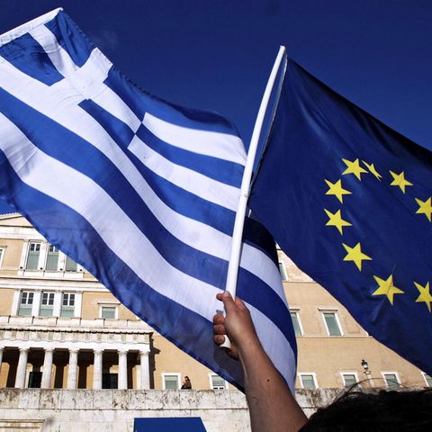 Griechische Flagge und und EU-Fahne vor dem Parlamentsgebäude in Athen