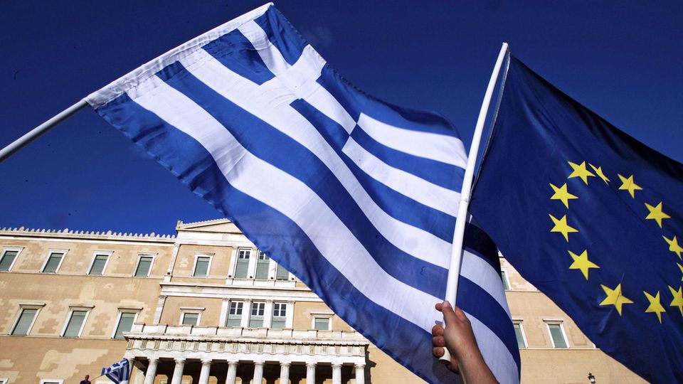 Griechische Flagge und und EU-Fahne vor dem Parlamentsgebäude in Athen