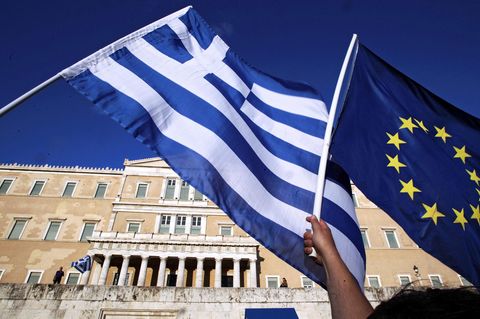 Griechische Flagge und und EU-Fahne vor dem Parlamentsgebäude in Athen
