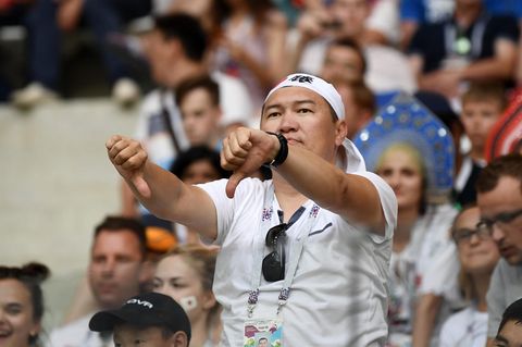 Ein enttäuschter japanischer Fan während des Spiels gegen Polen