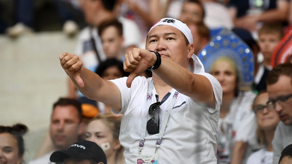 Ein enttäuschter japanischer Fan während des Spiels gegen Polen