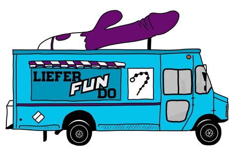 Ein Lieferwagen befördert auf dem Dach einen riesigen Dildo