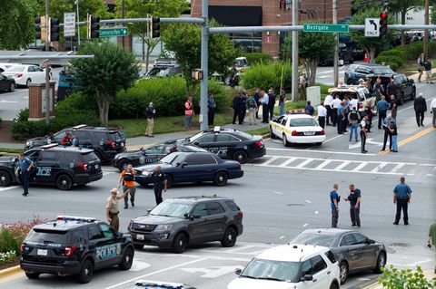 Mehrere Polizeiwagen stehen vor der Redaktion der "Capital Gazette" in Annapolis im US-Bundesstaat Maryland