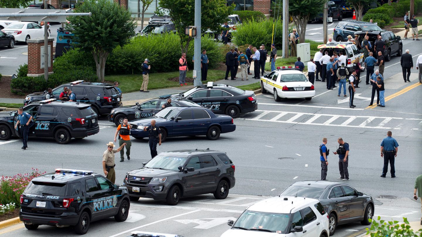 Mehrere Polizeiwagen stehen vor der Redaktion der "Capital Gazette" in Annapolis im US-Bundesstaat Maryland