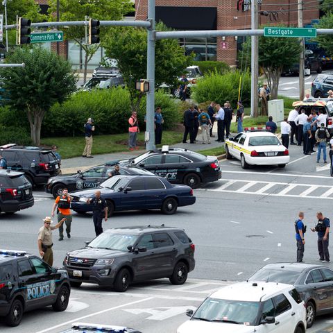Mehrere Polizeiwagen stehen vor der Redaktion der "Capital Gazette" in Annapolis im US-Bundesstaat Maryland