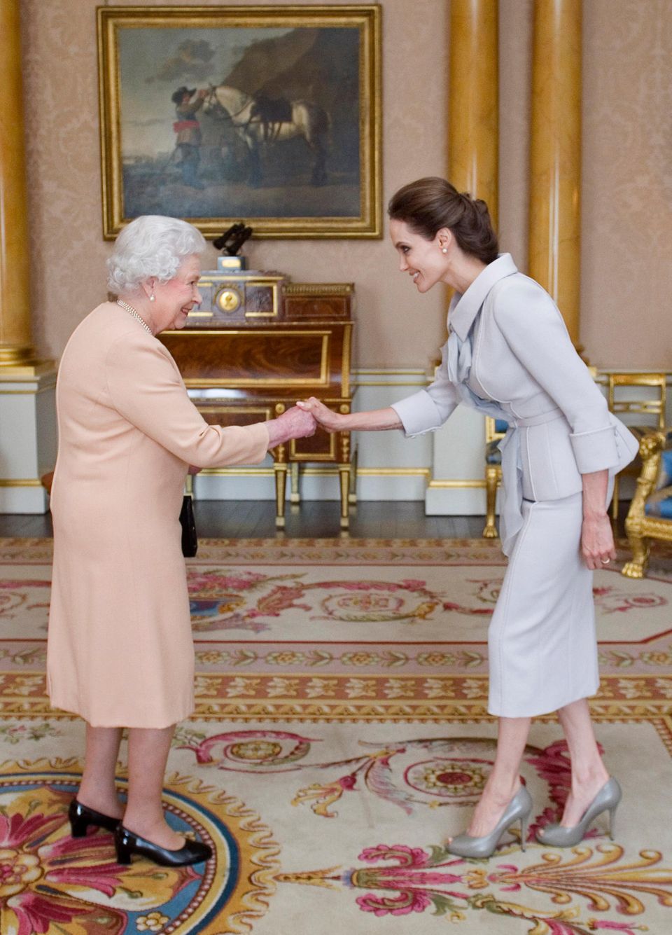 Gottesdienst in London: Die Queen ernannte Angelina Jolie im Oktober 2014 zur "Honorary Dame Commander" im Orden von Saint Michael und Saint George Die Queen ernannte Angelina Jolie im Oktober 2014 zur "Honorary Dame Commander" im Orden von Saint Michael und Saint George