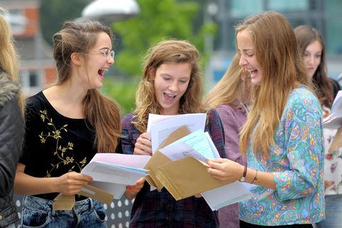 Am letzten Schultag wartete eine Schülerin aus Emden vergeblich auf ihr Zeugnis – die Klassenlehrerin verweigerte ihr die Übergabe (Symbolbild)