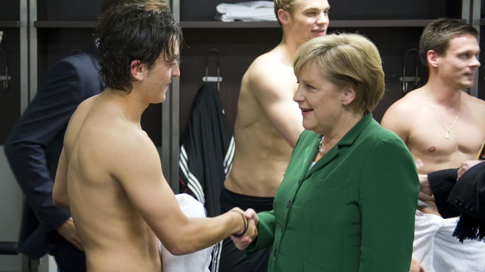 Bundeskanzlerin Angela Merkel gratuliert Özil nach dem UEFA EURO 2012-Qualifikationsspiel Deutschland gegen die Türkei im Oktober 2010