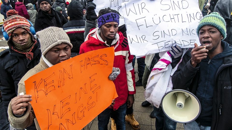 Bayern: Im Dezember 2017 protestierten in Deggendorf Asylbewerber aus Sierra Leone gegen die Abschiebepraxis Im Dezember 2017 protestierten in Deggendorf Asylbewerber aus Sierra Leone gegen die Abschiebepraxis