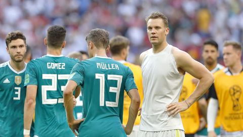 Manuel Neuer, Thomas Müller, Mario Gomez und Jonas Hector stehen nach dem WM-Aus fassungslos auf dem Platz in Kasan