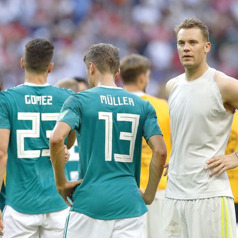 Manuel Neuer, Thomas Müller, Mario Gomez und Jonas Hector stehen nach dem WM-Aus fassungslos auf dem Platz in Kasan