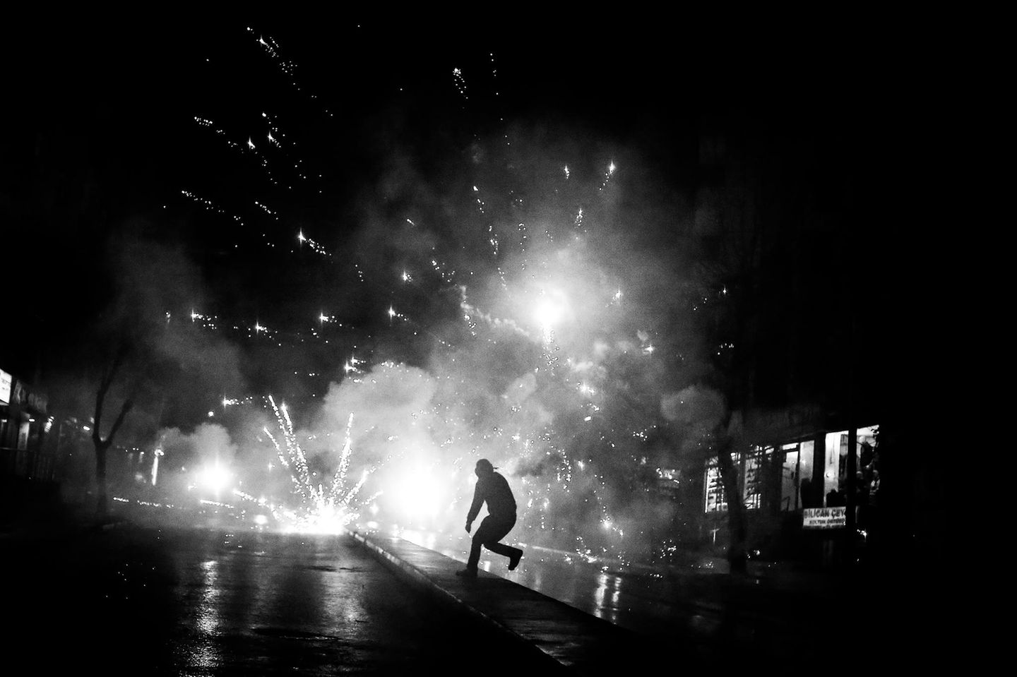Der Widerstand lebt in Gazi. Das Viertel liegt am Stadtrand von Istanbul. Vor allem Linke und Kurden wohnen hier. Es ist ihr Refugium. Immer wieder liefern sie sich Straßenschlachten mit der Polizei