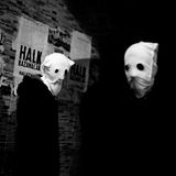 Gazi ist das Istanbuler Rückzugsgebiet der marxistischleninistischen Untergrundorganisation DHKP-C, die gegen den Staat kämpft. Sie hält Erdoğans Regime für faschistisch und wirft ihm Nähe zum IS vor. Auf den Plakaten an der Wand steht: "Das Volk wird siegen"